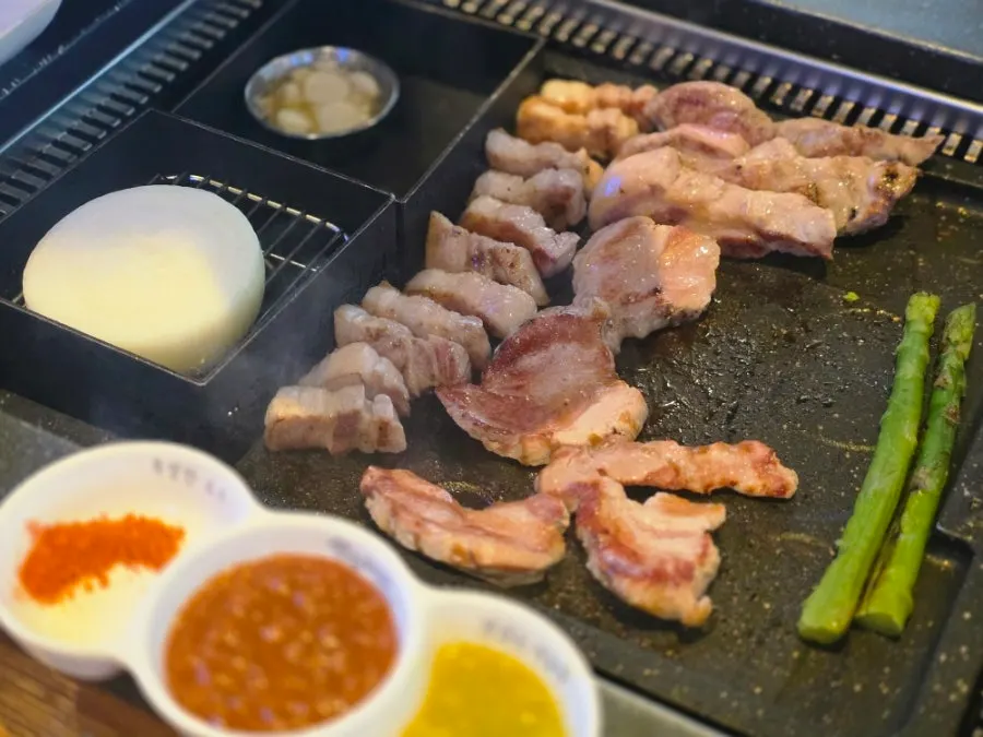 참숯 초벌 후 그릴링한 고기