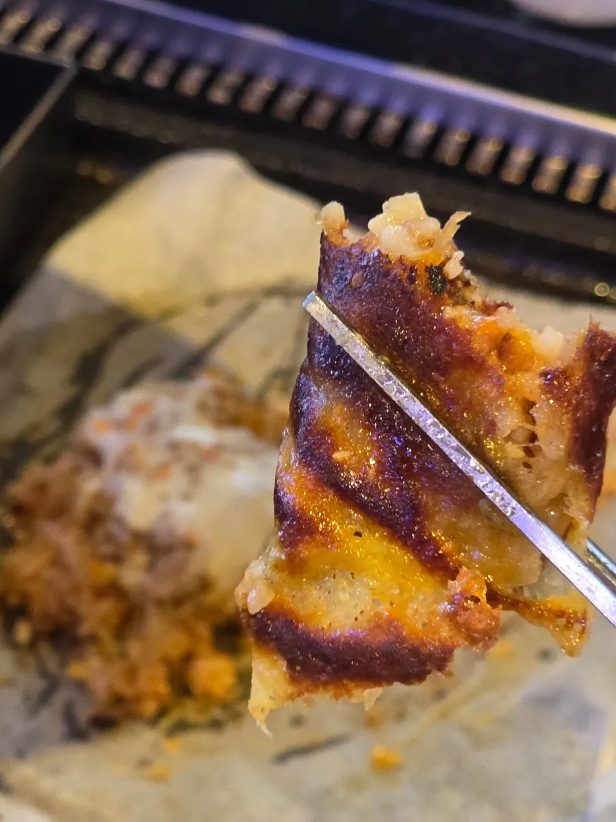 불판에 눌은 치즈볶음밥