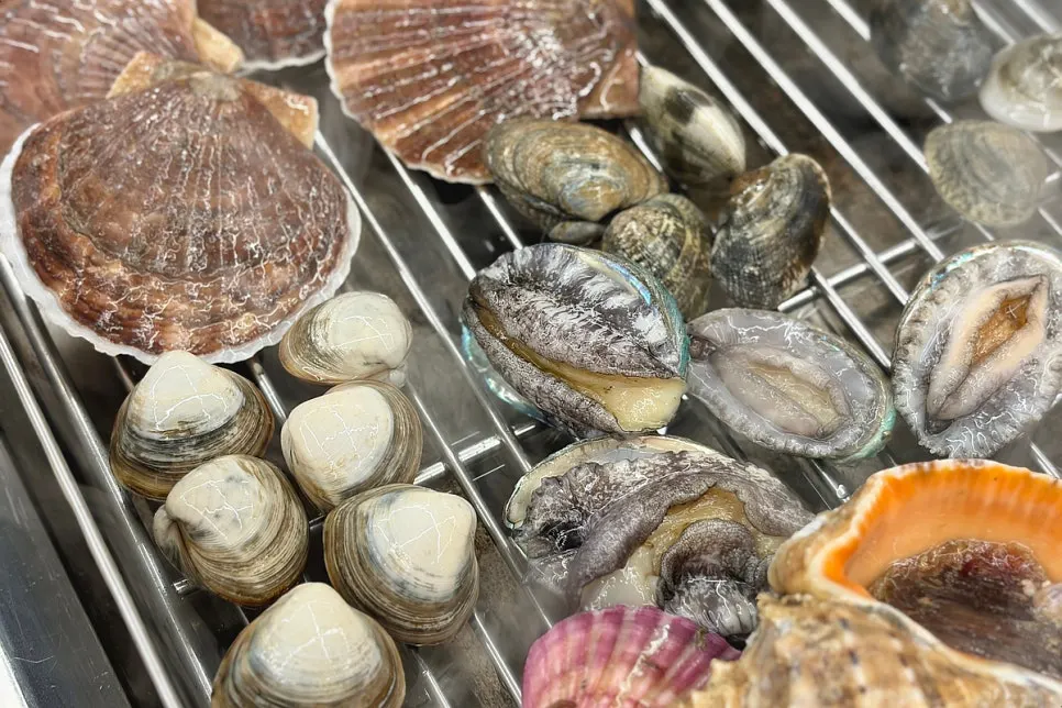 Instructions for grilling shellfish and eating them less salty