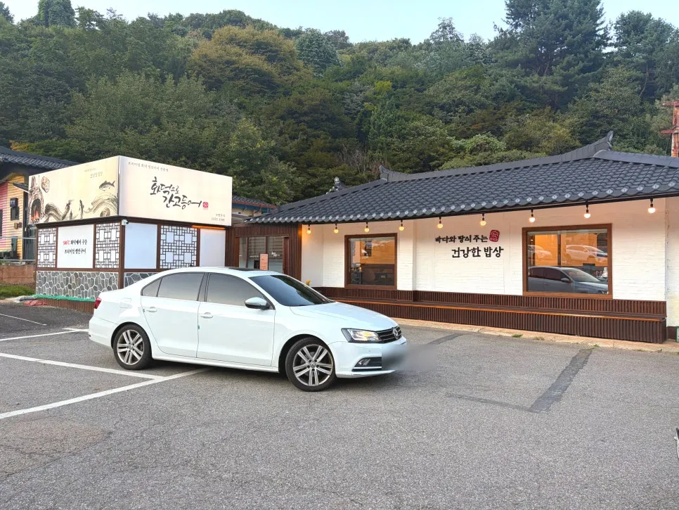 백운호수 안쪽 식당 건물과 넓은 주차장