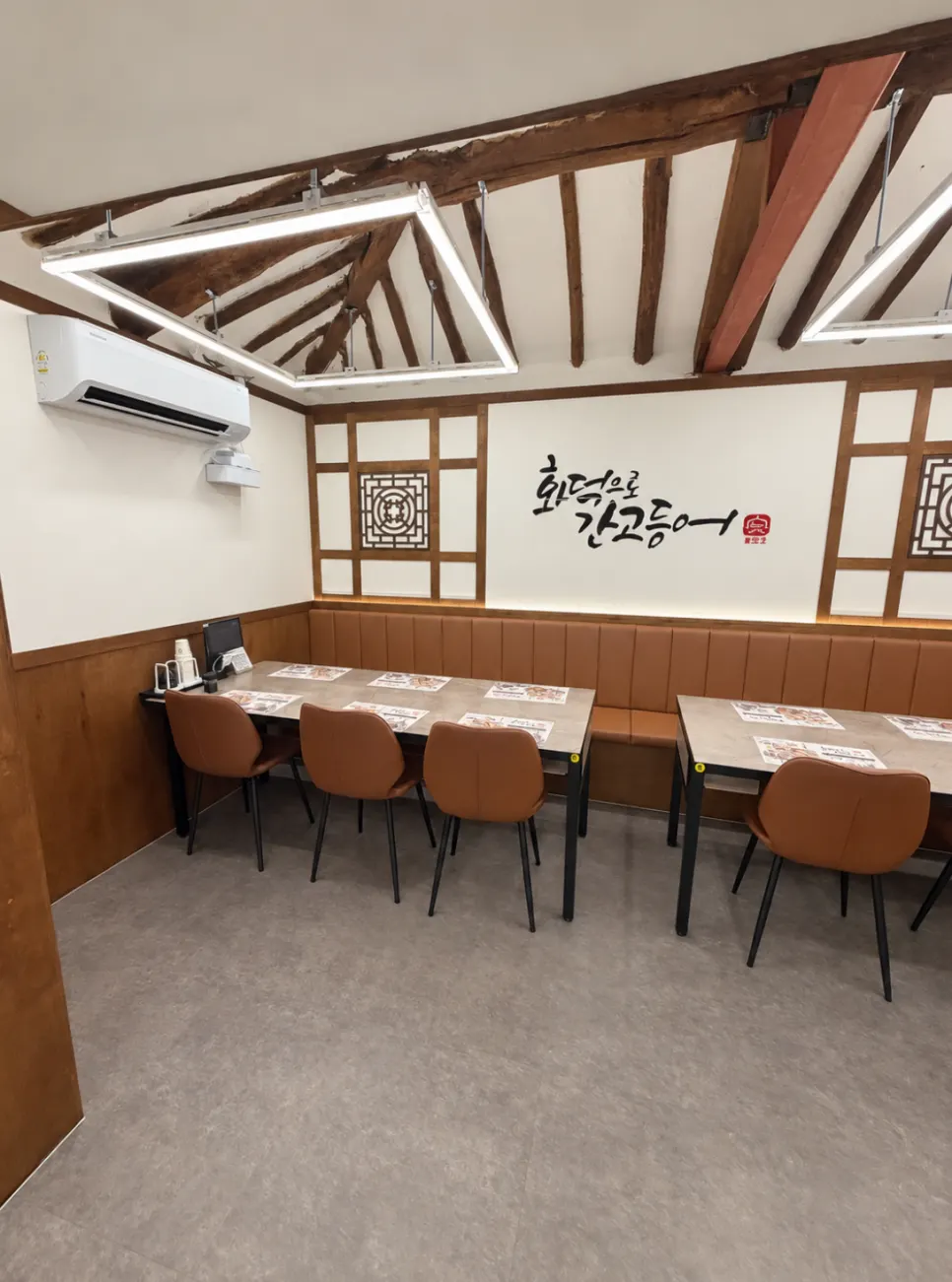 룸처럼 분리된 식당 내부 좌석