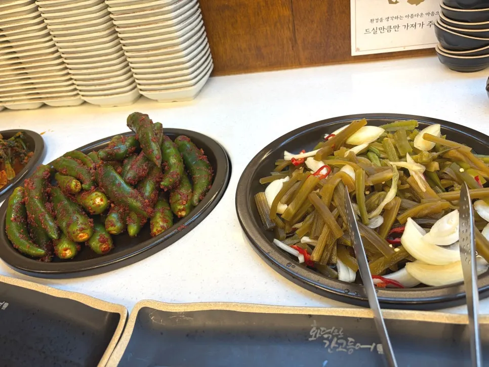 도토리묵과 떡볶이 등 셀프바 반찬 한 접시