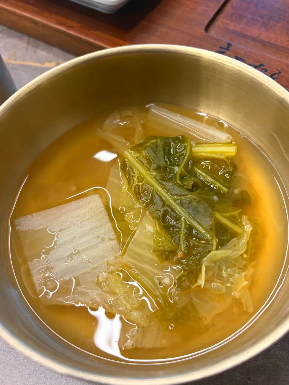 정갈하게 세팅된 반찬과 국