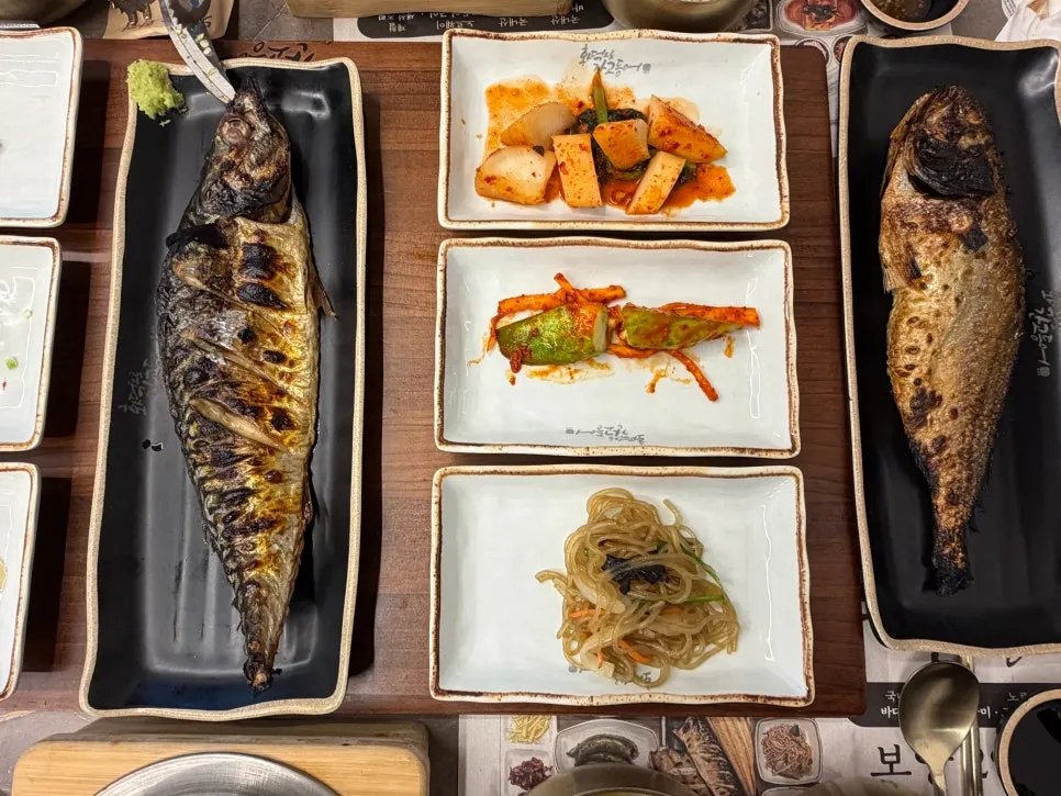 보리굴비와 녹차물이 함께 놓인 상