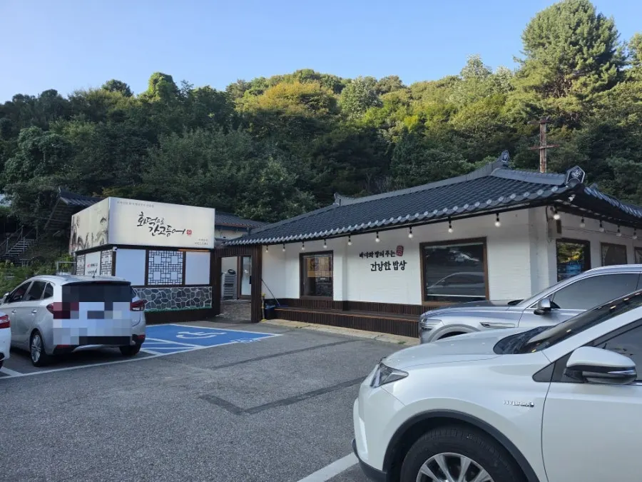 Spacious free parking lot at Hwadeogeuro Gan Godeungeo Baegun Lake Branch