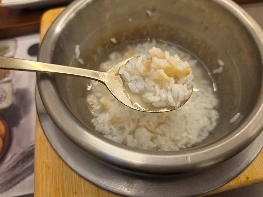 Nurungji sungnyung made by pouring water into the hot pot