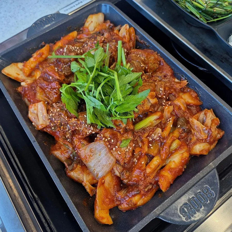Medium-spicy braised pork ribs table setting