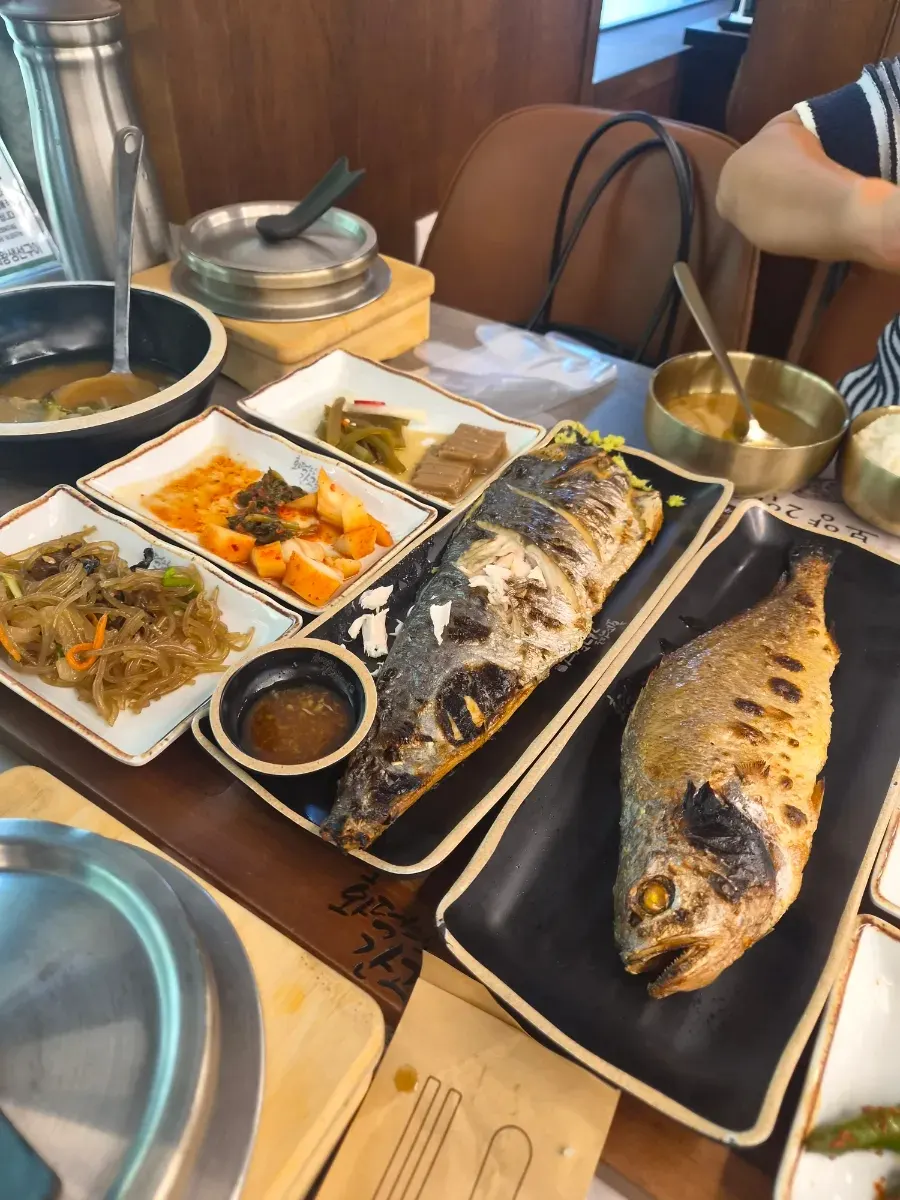 보리굴비 솥밥과 삼치구이 한 상
