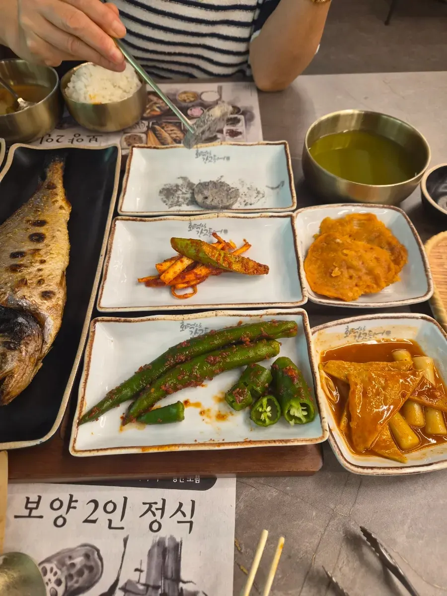 살이 통통한 삼치구이와 보리굴비