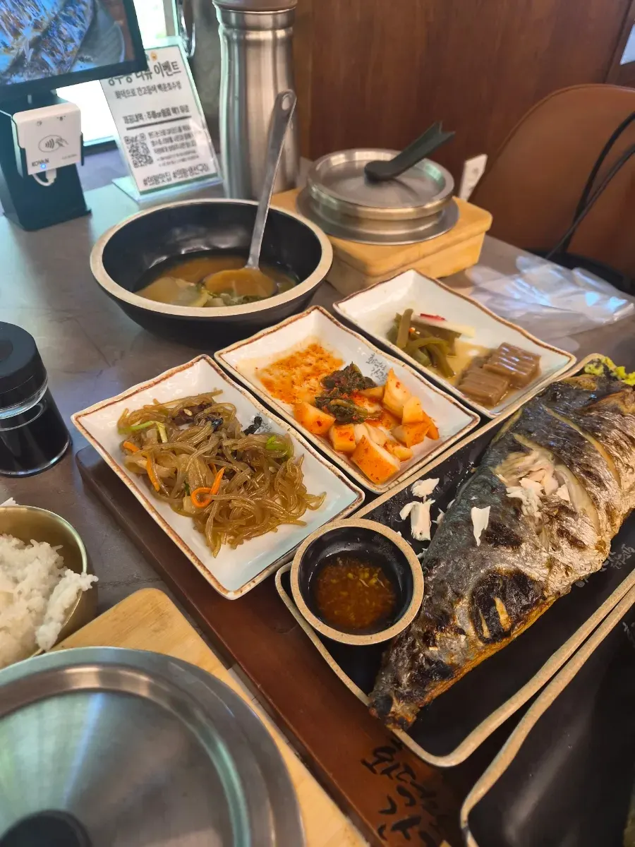 쌈과 된장을 곁들인 생선 한 상