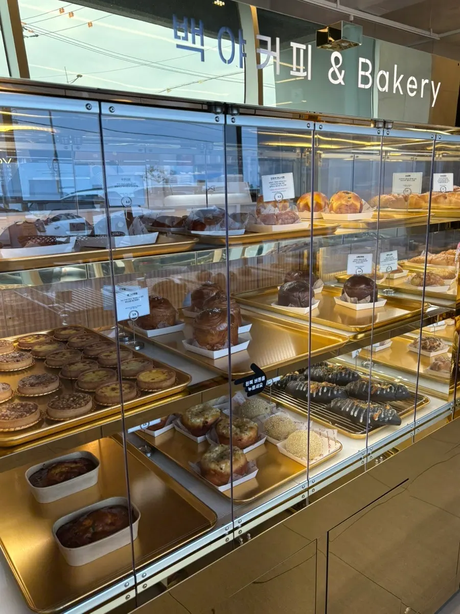 Baegya Coffee, an ocean-view café near Gyeongpodae in Gangneung