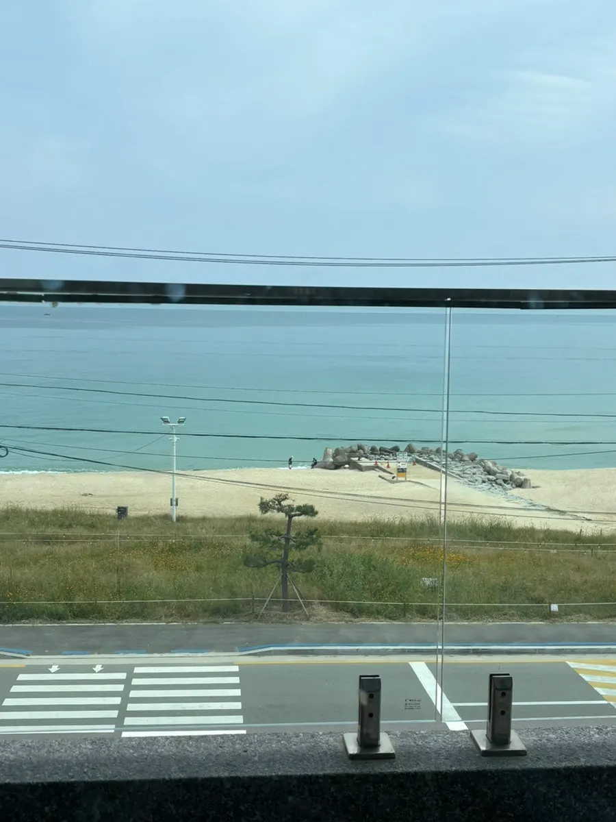 A café spot good for resting while looking out at the sea