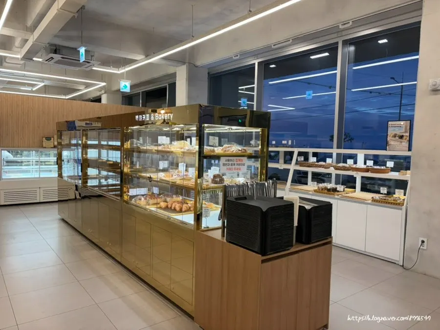 Bakery display case on the first floor of Baegya Coffee