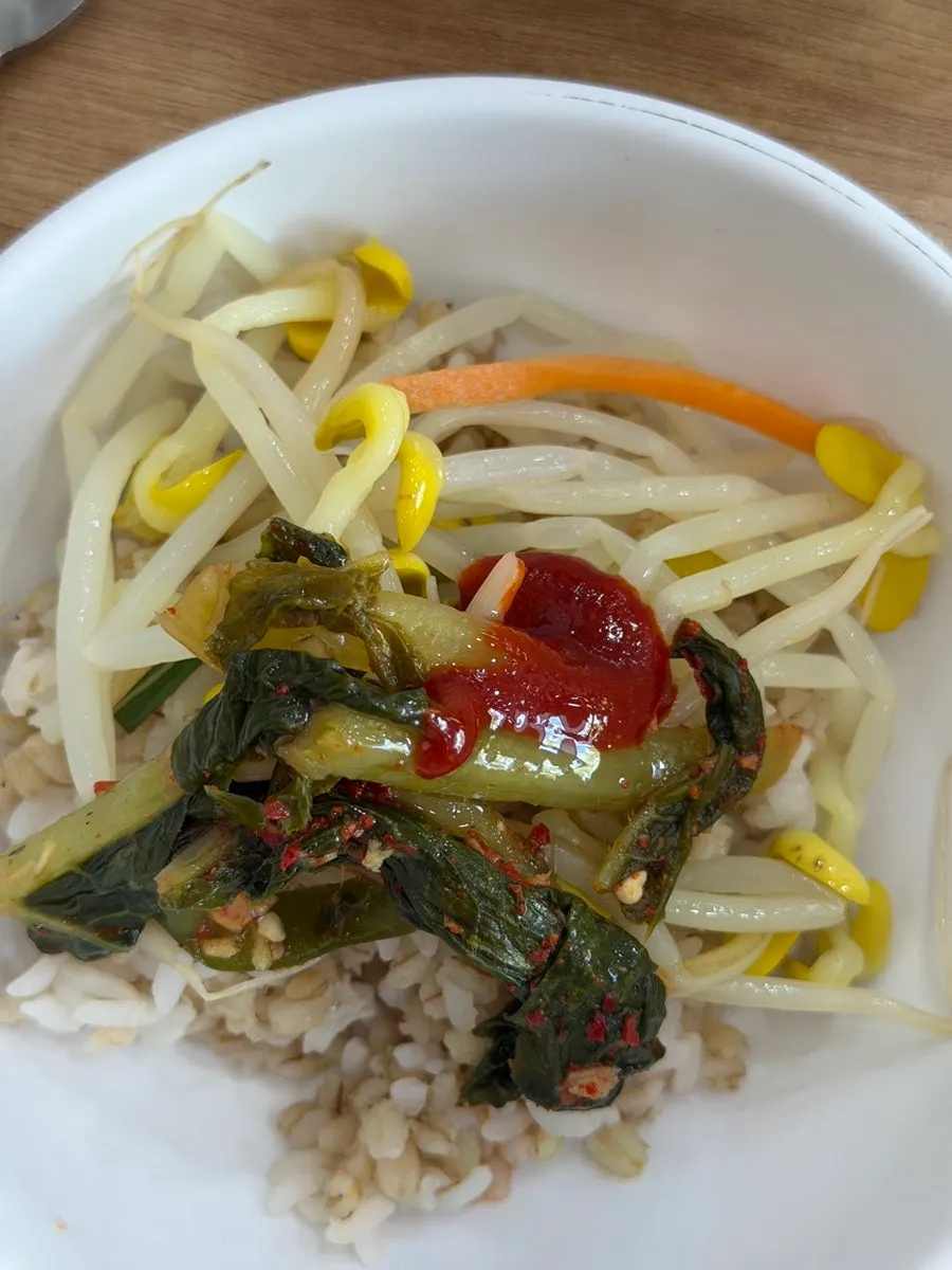 Barley rice and side dishes served before the hot pot