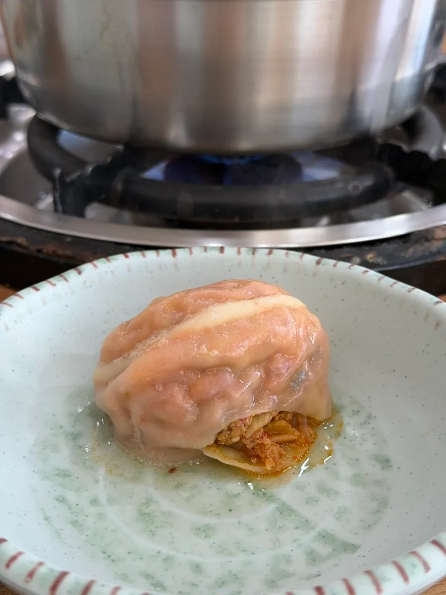 Big wang mandu cooked through in the jeongol