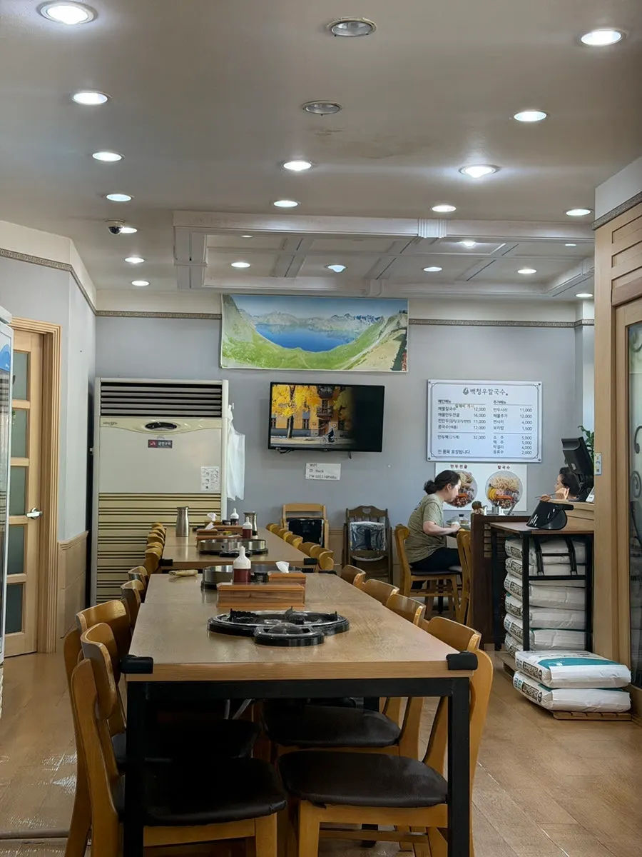 Spacious dining hall at Baekcheongu Kalguksu Dongbaek Branch