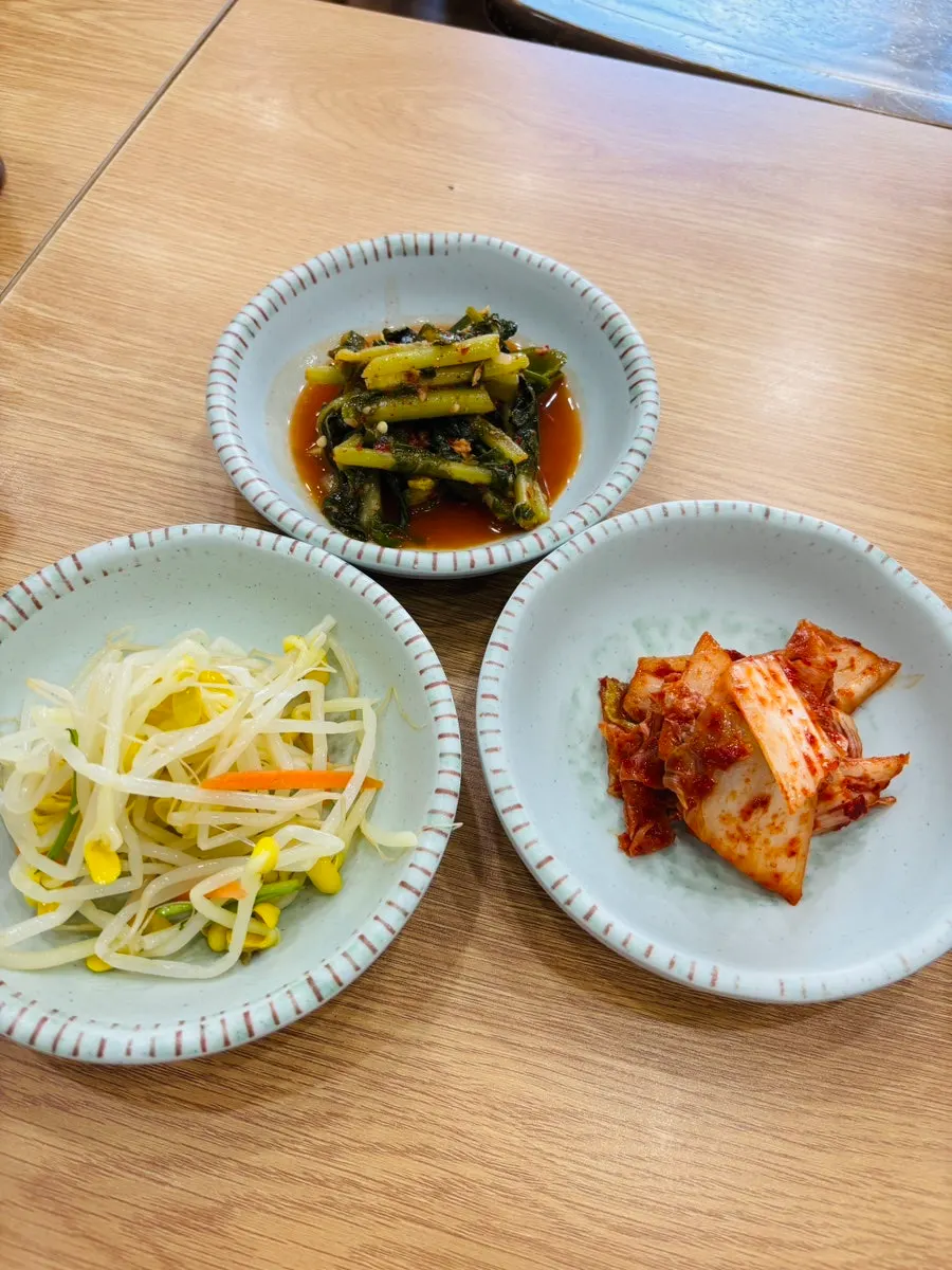백청우칼국수 기본 보리밥과 반찬 상차림