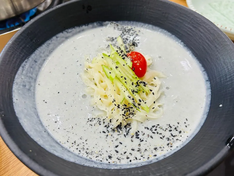 칼국수와 함께 차려진 상차림