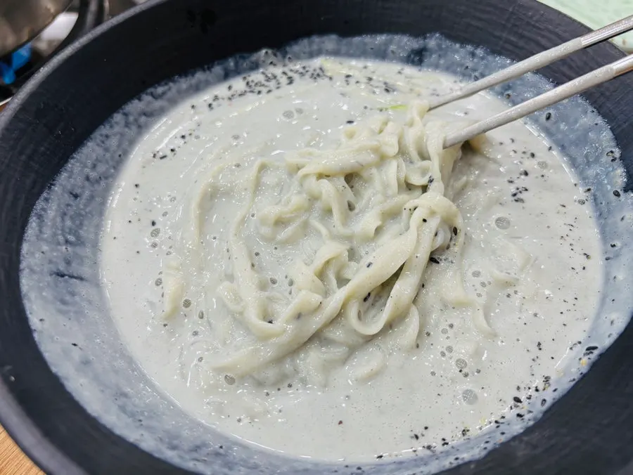 진한 콩국물의 백청우칼국수 콩국수