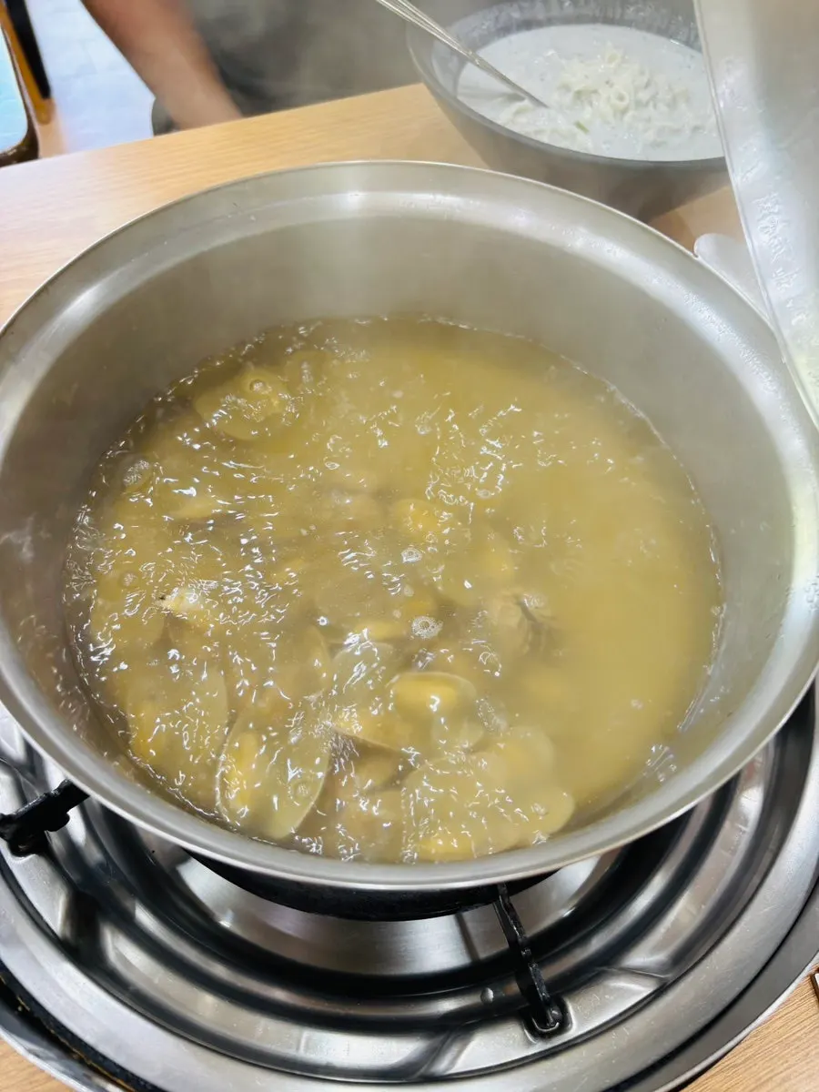 칼국수에 고기만두를 곁들인 상차림