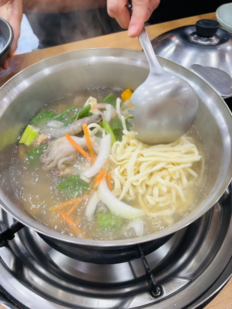 국물을 떠먹는 해물칼국수
