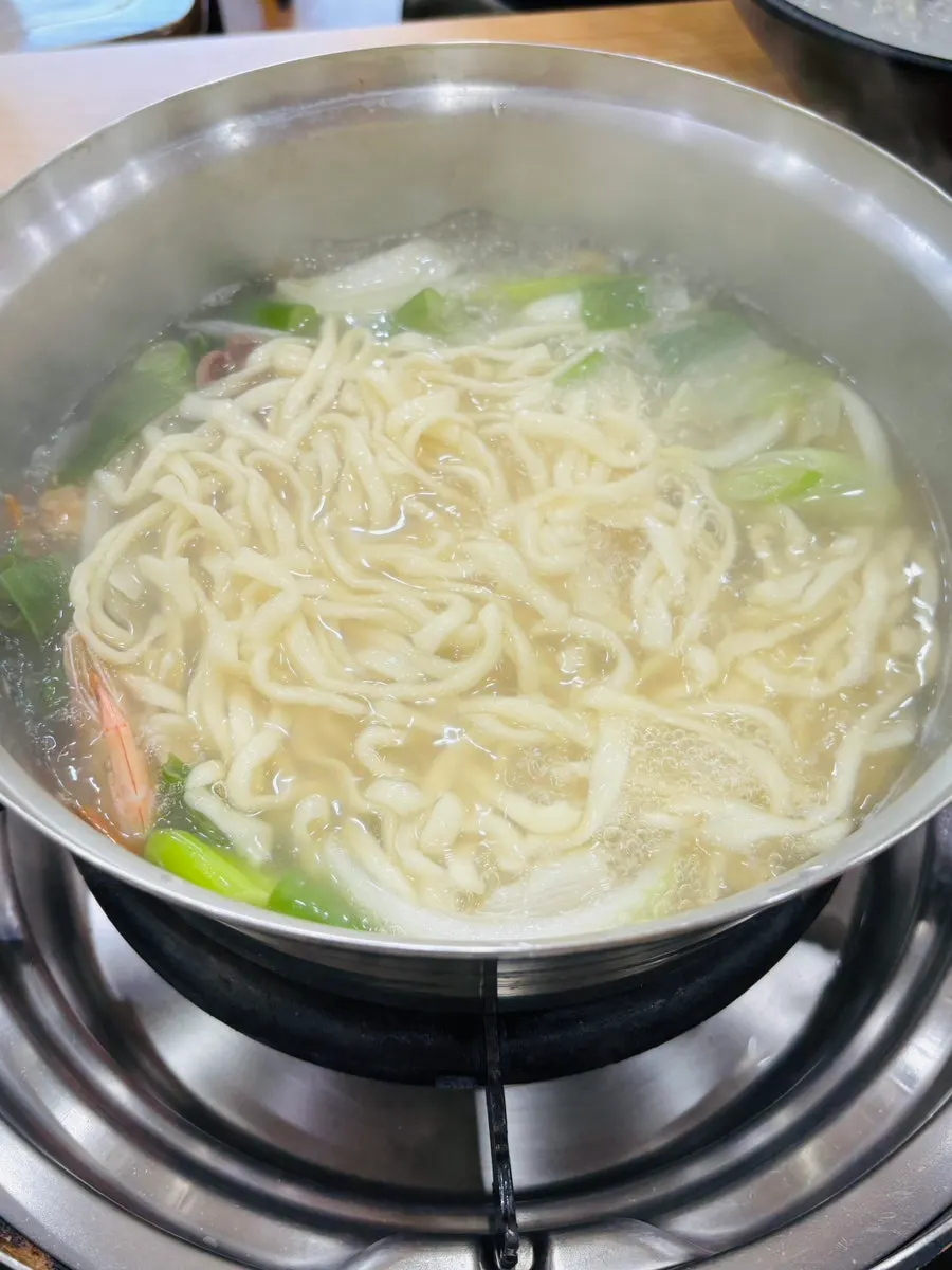 가족 외식으로 차린 칼국수와 만두