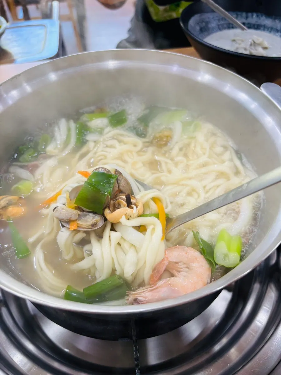식사 후 남은 백청우칼국수 테이블