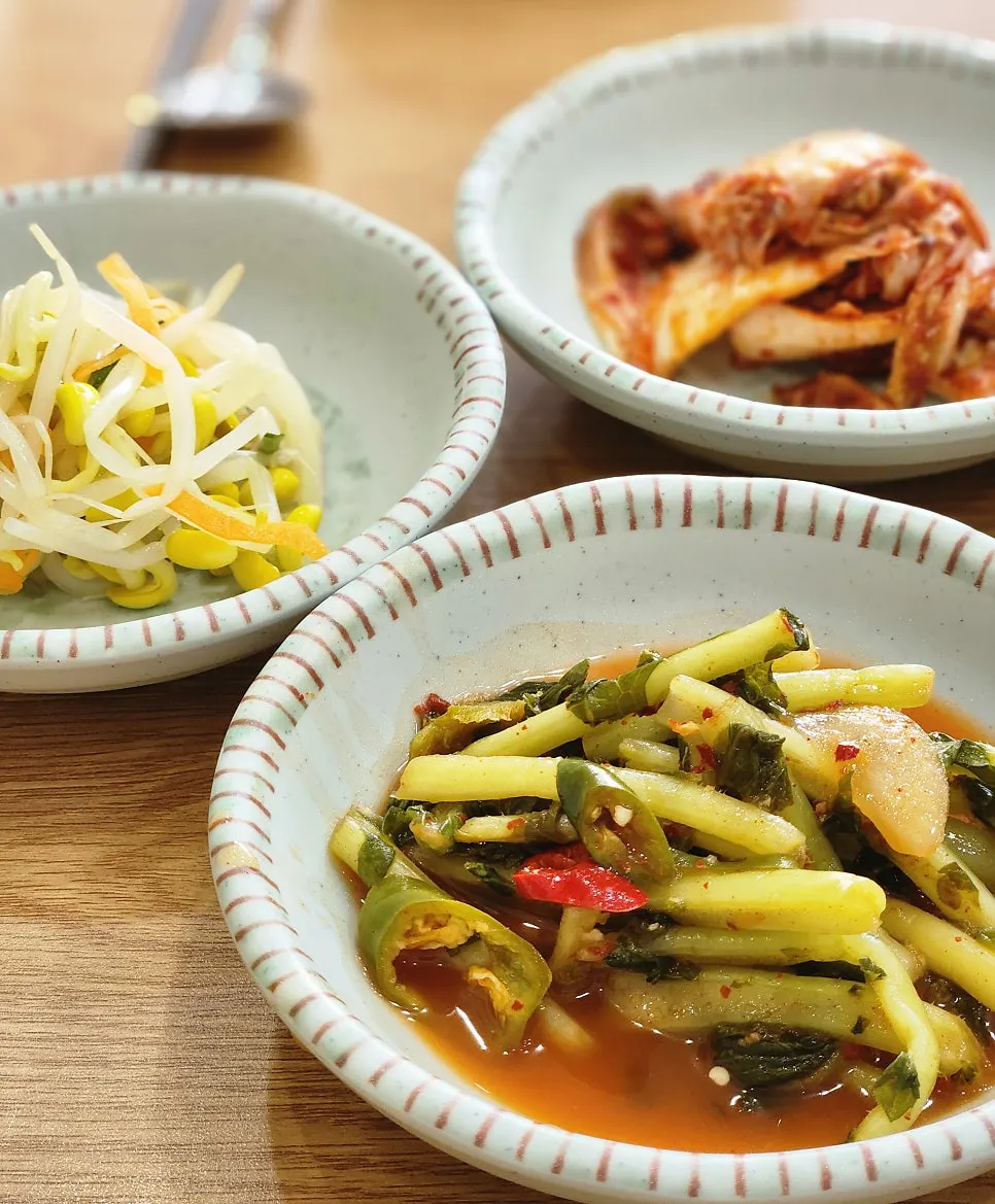 보리밥과 배추김치 열무김치 기본 상차림