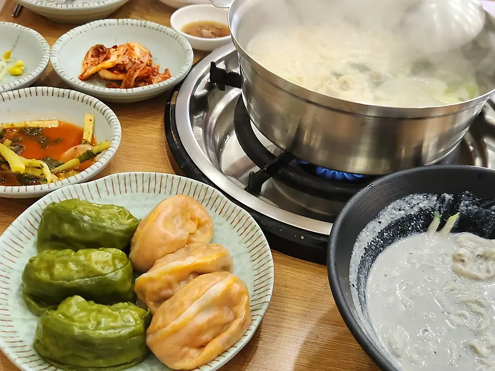 해물칼국수 콩국수 찐만두가 함께 놓인 테이블