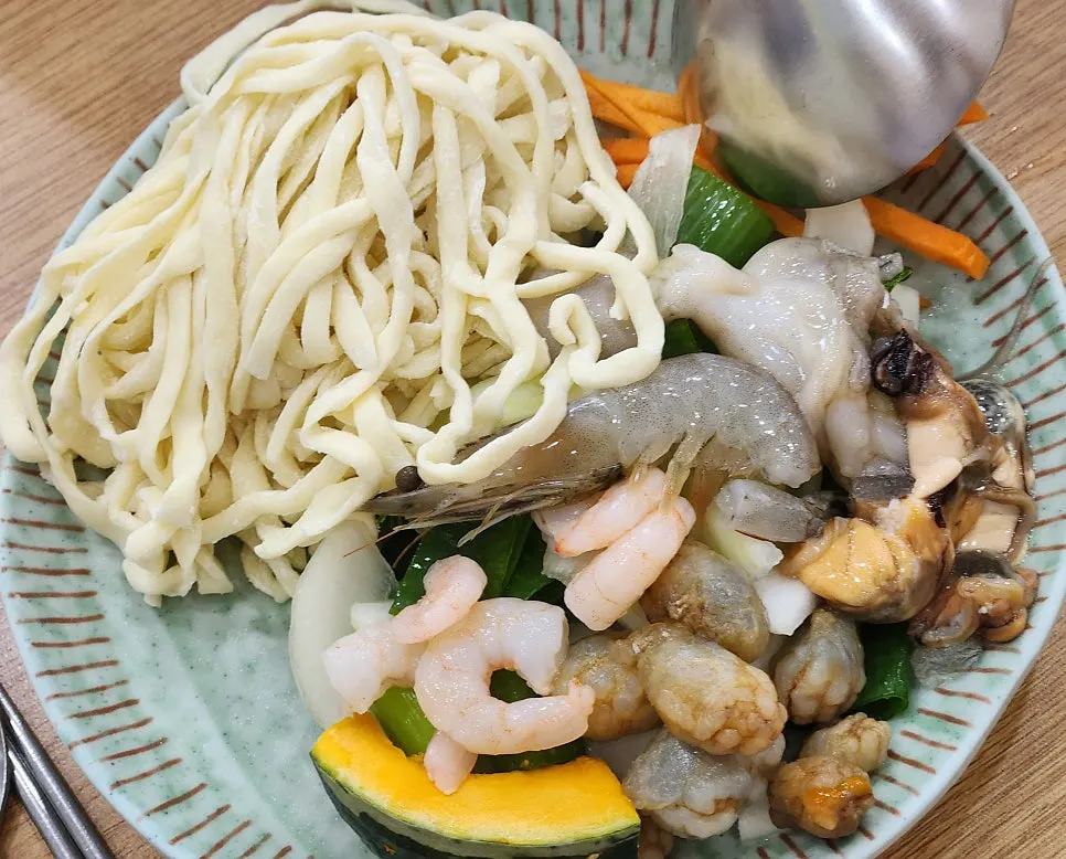 새우와 단호박 등 재료가 담긴 해물칼국수 1인분