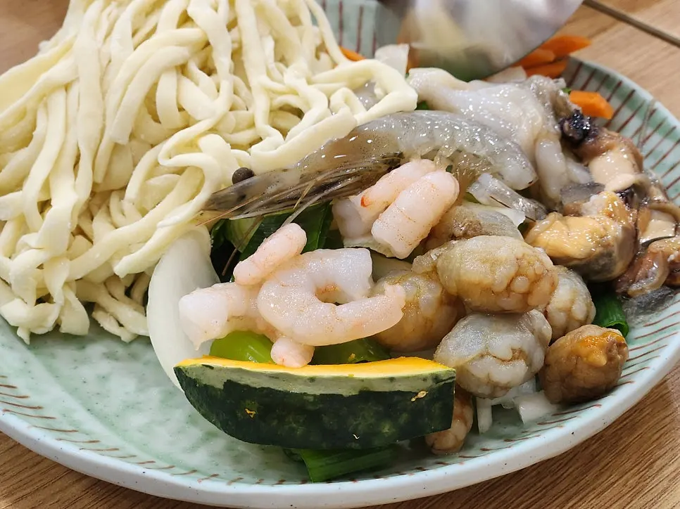 끓고 있는 해물칼국수 육수와 조개