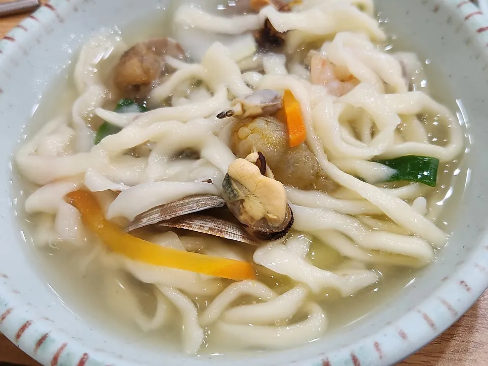 자가제면 칼국수 면이 익은 해물칼국수
