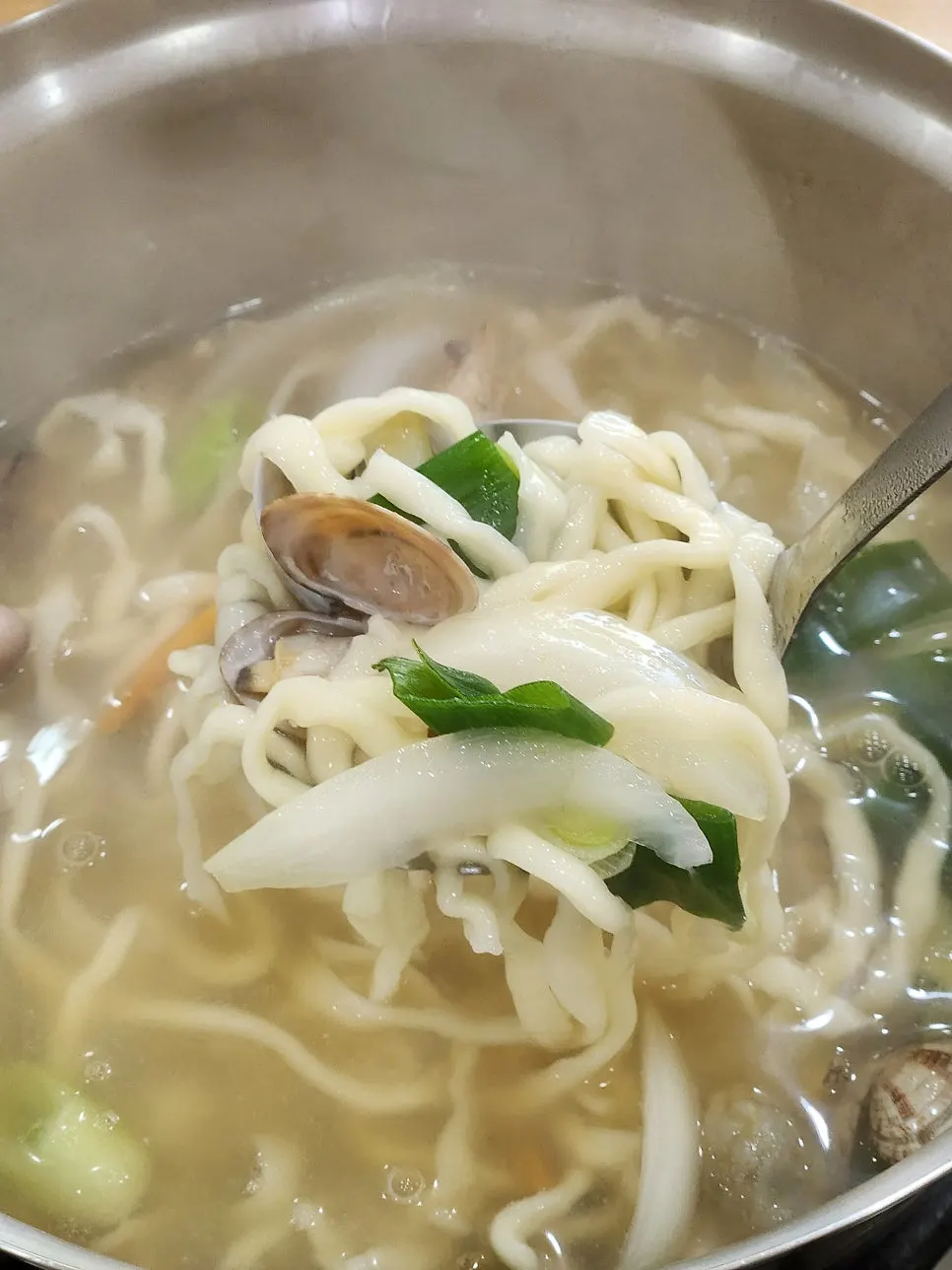 국물과 함께 건져 올린 칼국수 면발