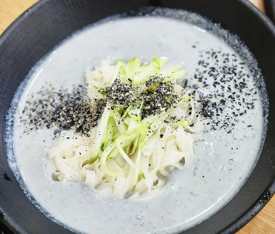 백청우칼국수 검은콩국수 한 그릇