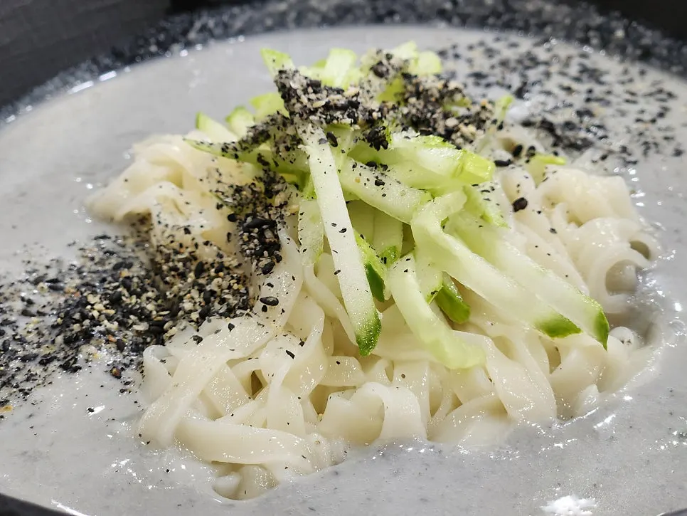 진한 검은콩 콩물이 담긴 콩국수