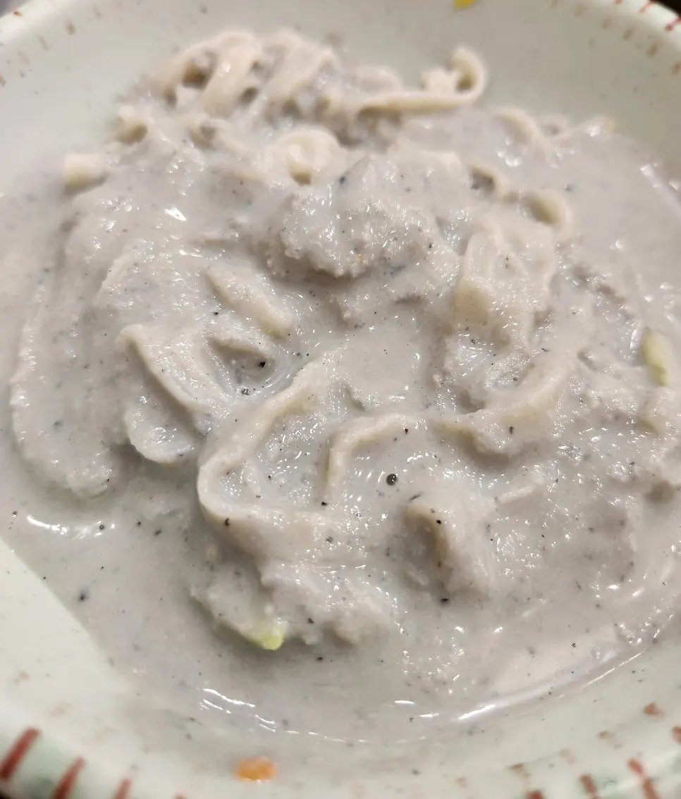 꾸덕한 콩물이 묻은 콩국수 면발