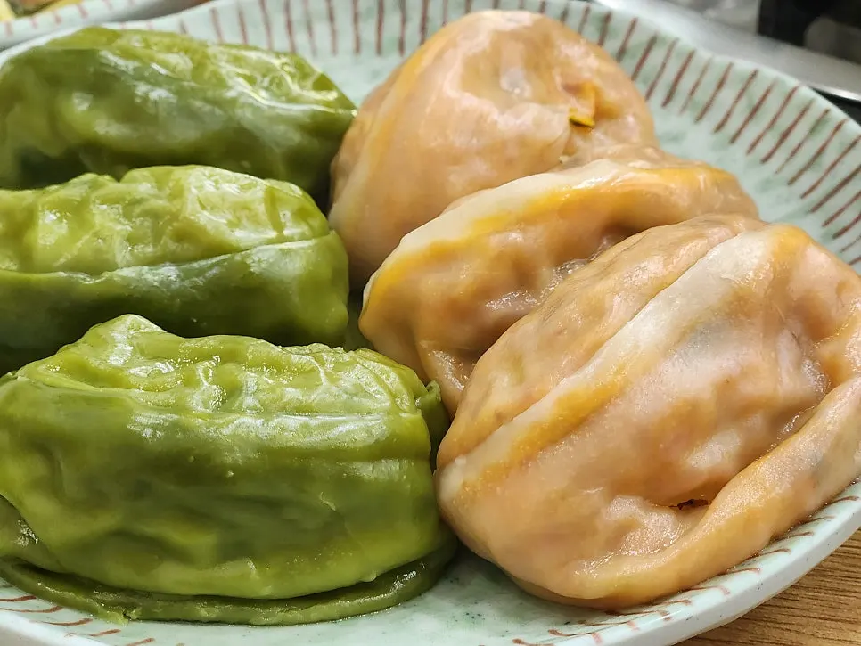 콩국수와 찐만두가 놓인 점심 상차림