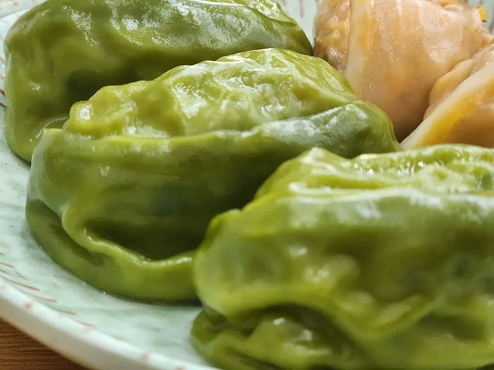 김치와 고기 반반으로 나온 찐만두 접시