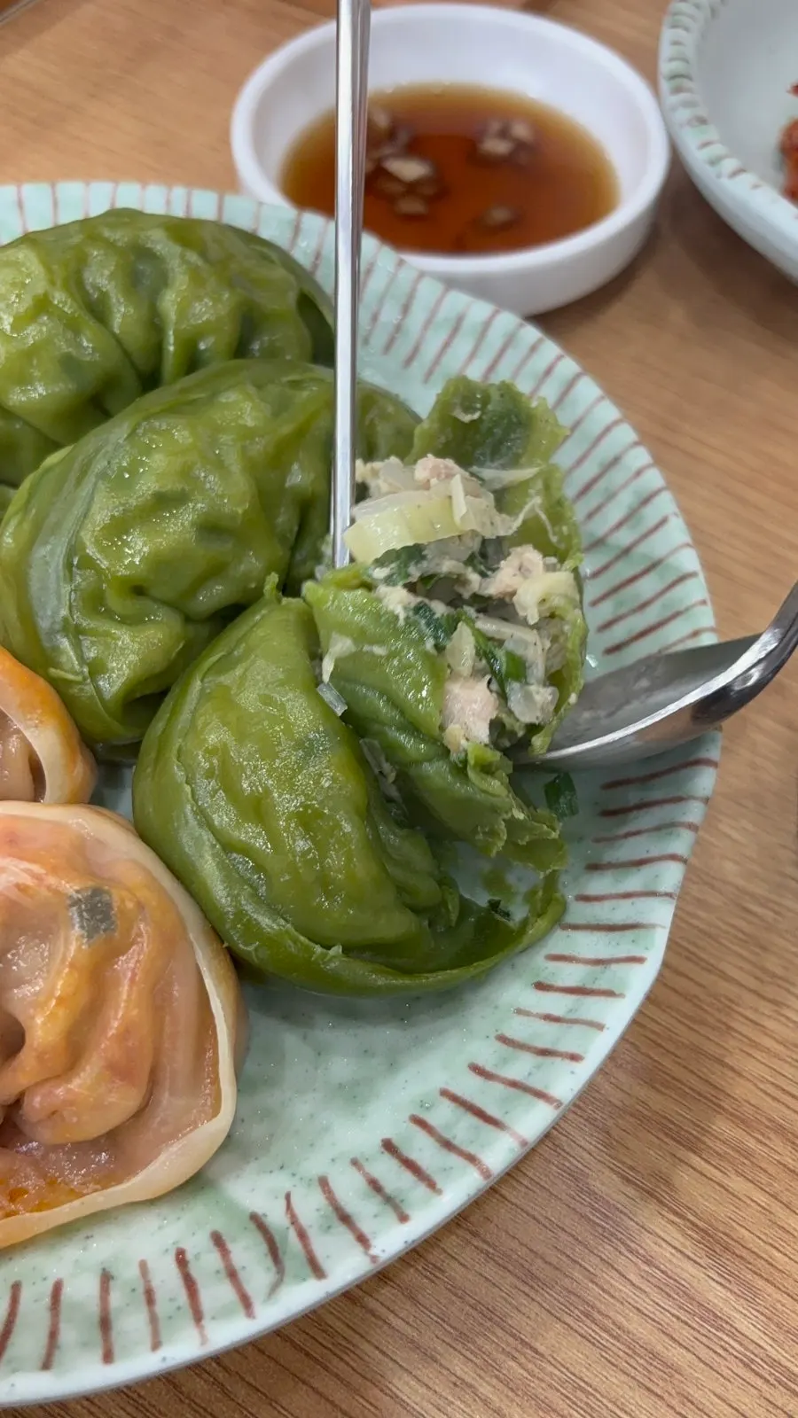 속이 가득한 김치만두 단면