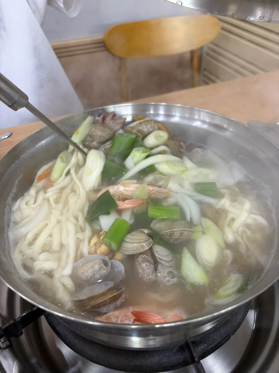 끓고 있는 해물칼국수 냄비