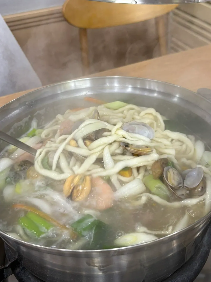 해물이 우러난 칼국수 국물