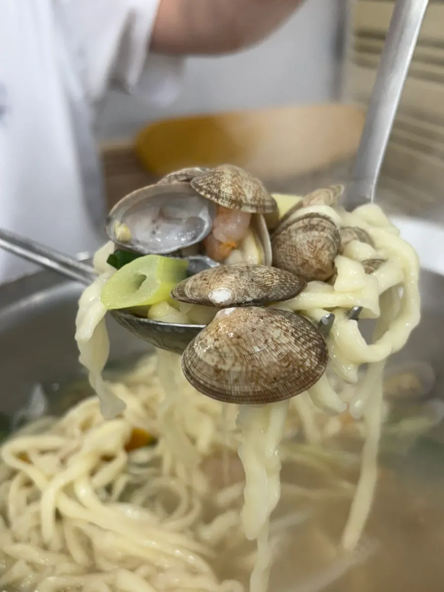 국물에 넣어 끓이는 칼국수 면