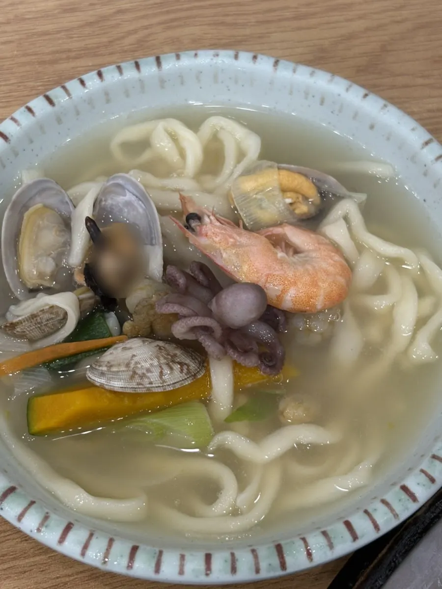그릇에 담은 해물칼국수