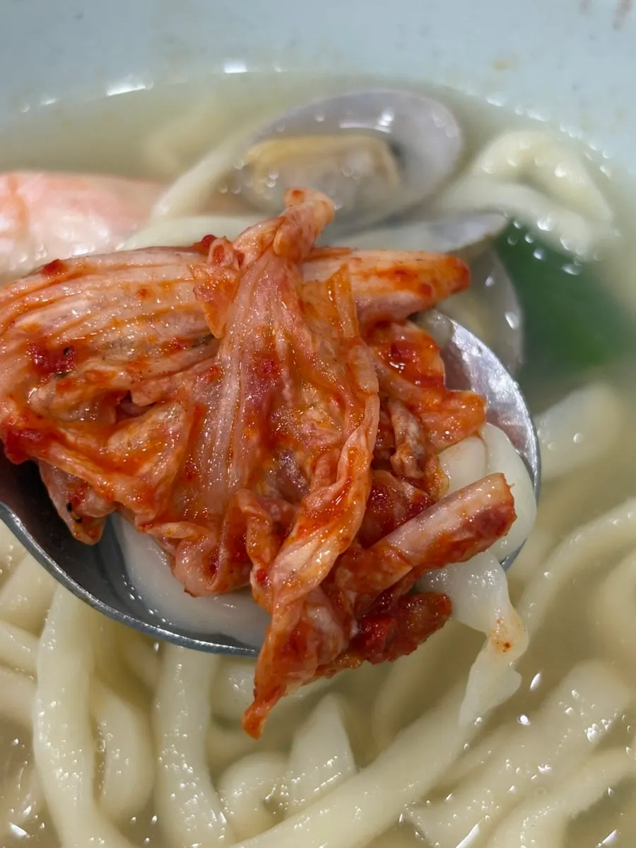 쫄깃한 면발을 건져 올린 모습