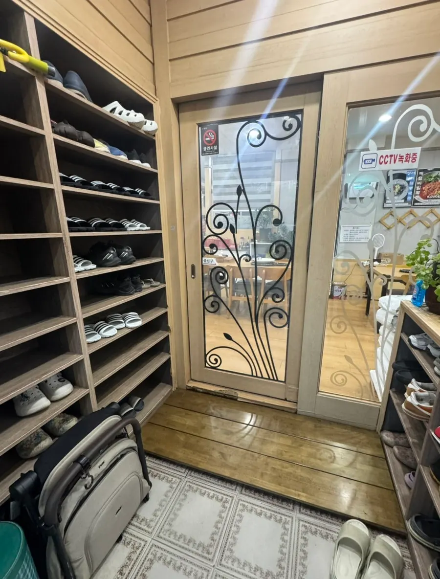 Shoes-off entrance of Baekcheongu Kalguksu