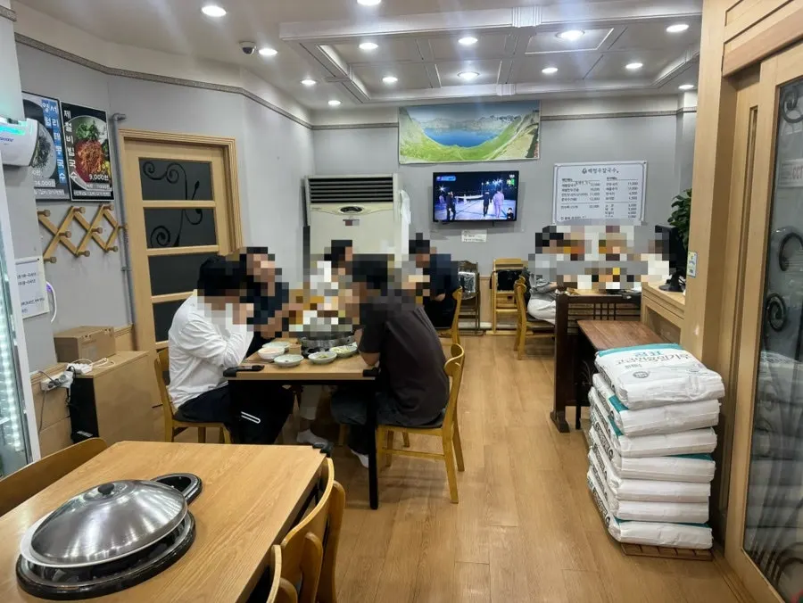 Restaurant scene packed with customers during evening peak