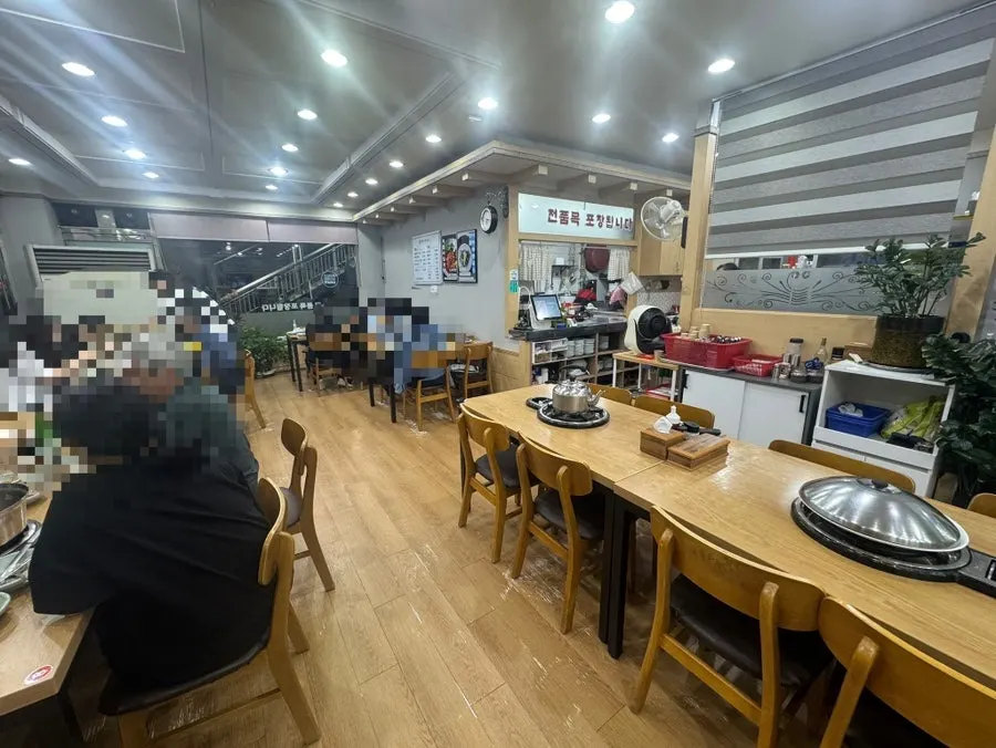 Evening atmosphere inside Baekcheongu Kalguksu