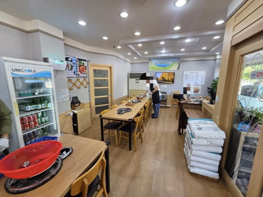 넓고 화사한 백청우칼국수 동백점 홀 내부