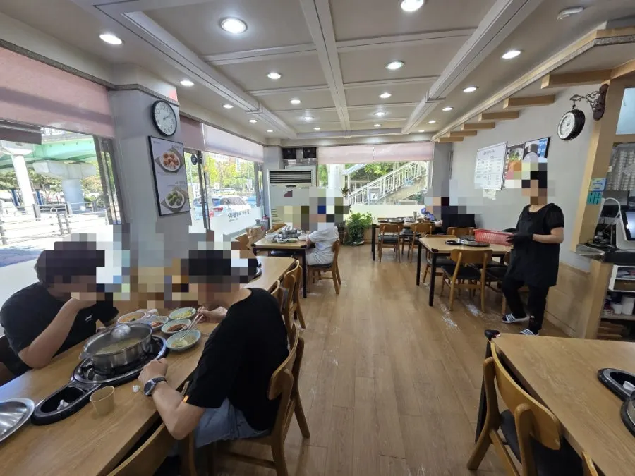 간격이 널찍하게 배치된 매장 테이블