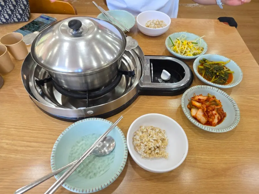 식사 전 먼저 세팅된 보리밥과 반찬 상차림